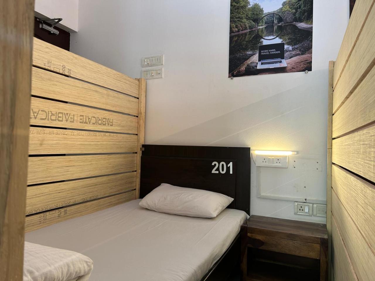 Hostel Lifespace- Twin Bungalow With Pods, Bunks, Private Rooms, Cowork & Cafe 浦那 外观 照片